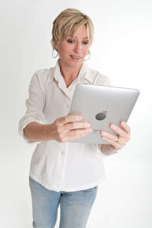 

Blonde woman using a PC tablet with an amused expression

の写真素材