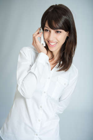 

Young brunette talking on the phone with a happy expression
の写真素材