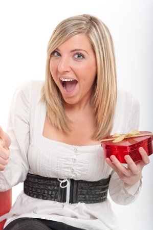

Cute young woman greatly surprised with a heart shaped box

の写真素材
