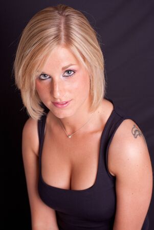 
Attractive blonde girl with a dolphin tattoo on her shoulder against a black background

の写真素材