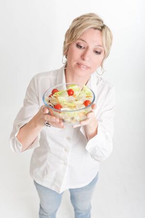 

Short haired blond woman holding a salad bowl

の写真素材