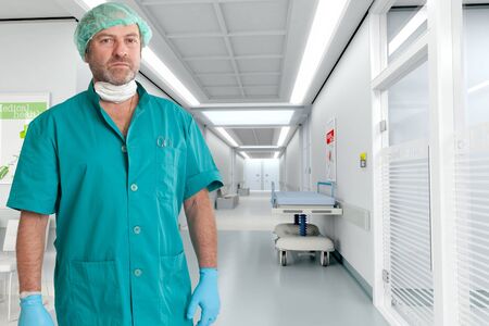 

Serious surgeon in operating clothes in a hospital interior

の写真素材