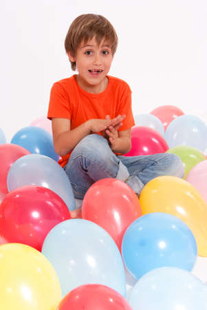 
Young boy surrounded by colourful balloons
の写真素材