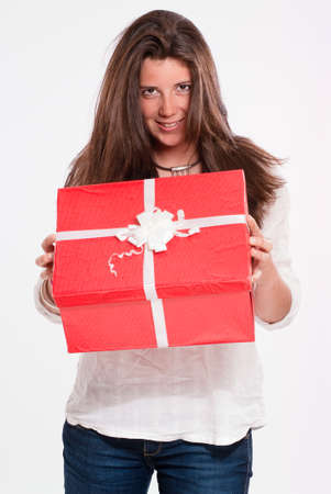 
Cheerful cute young woman holding a red gift box
の写真素材