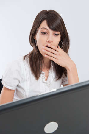 

Young woman looking at her desk with her laptop with a surprised expression

の写真素材