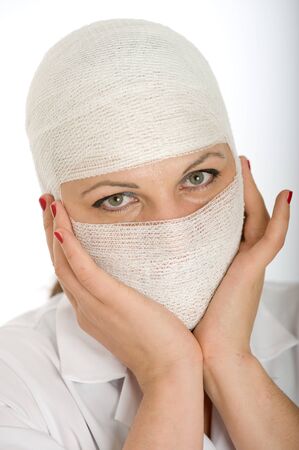 
Close-up portrait of a woman with a bandaged head and face

の写真素材
