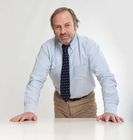 
Serious looking business man leaning on a table
の写真素材