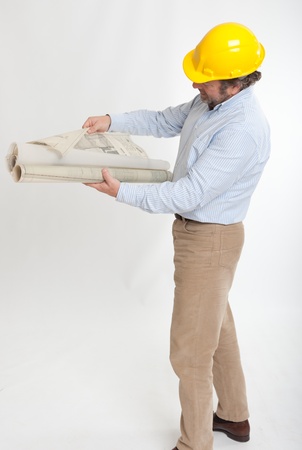 
Man with safety helmet looking at architecture blueprints
の写真素材