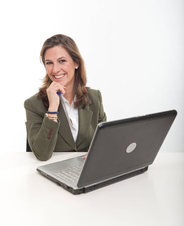 
Smiling business woman sitting in front of a laptop
の写真素材