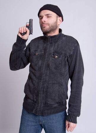 
Dangerous looking man holding a gun
の写真素材