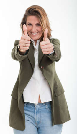 
Happy woman in business casual with her thumbs up
の写真素材