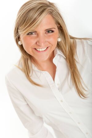 
Portrait of an smiling pretty young blond woman in a white shirt
の写真素材