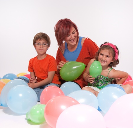 
Mom with boy and girl playing with colourful balloons
の写真素材