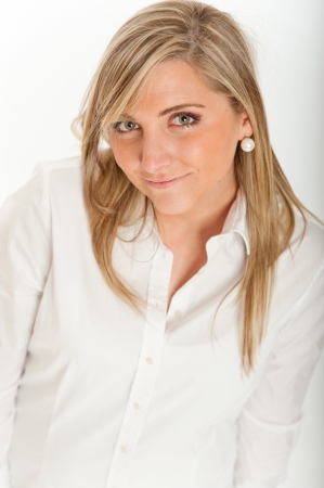 
Portrait of an smiling pretty young blond woman in a white shirt
の写真素材