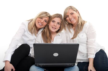 
Three smiling girls in front of a laptop
の写真素材