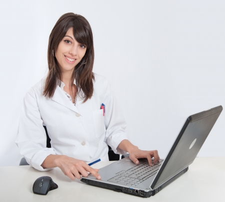 

Young female healthcare worker using her computer


の写真素材