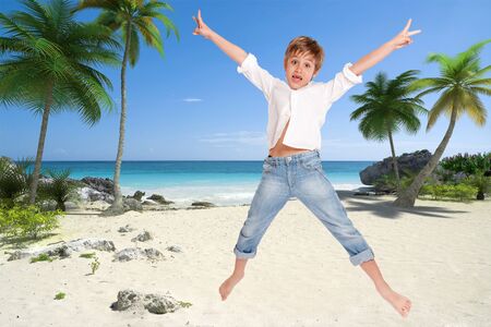 
Happy young boy jumping on a tropical beach
の写真素材