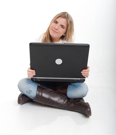 
Smiling female teenager using a laptop
の写真素材