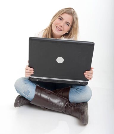 
Smiling female teenager using a laptop
の写真素材
