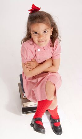 
Little girl sitting on a pile of books
の写真素材