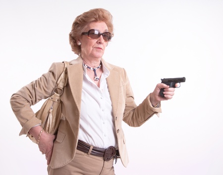 
Mature lady with sunglasses and a gun in her hand
の写真素材