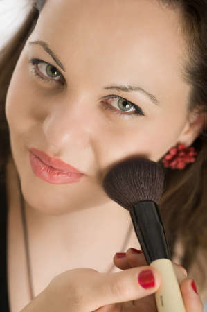 
Close-up shot on a green eyed brunette applying makeup with a brush
の写真素材