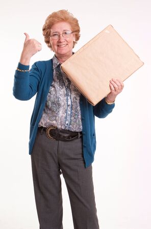 
Smiling senior woman holding a package with her thumb up
の写真素材