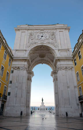Triumph arch in Lisbon at dawnの写真素材