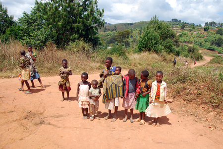 August 8, 2014 - The children of Kilolo mountain in Tanzania - Kilolo - Africa - A group of unidentified children run at  the arrival of the volunteers at the dispensary of Kilolo run by NGOs Mawaki, where they will find food and medical careのeditorial素材