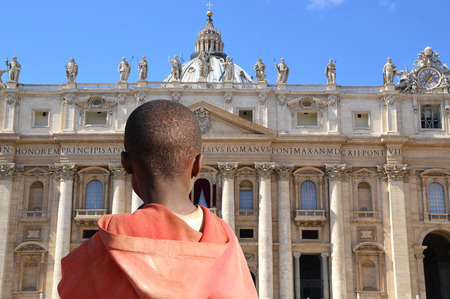 And 'here that the Pope lives? Image of an immigrant child who looks at the Vaticanのeditorial素材