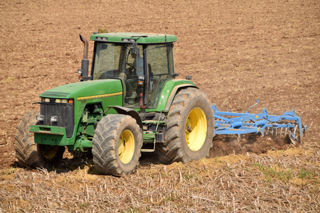22 April 2018-Castegnato-Franciacorta-Brescia-Lombardy-Italy-An unidentified peasant plow his land on the tractor to prepare it for sowing in the famous area of Franciacorta in Brescia-Italy 065のeditorial素材