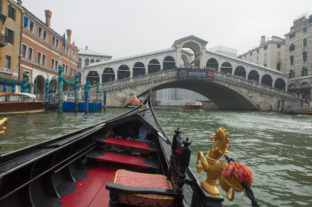 Gondola Heading Towards Rialto Bridgeのeditorial素材