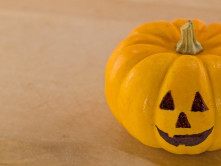 Mini Jack-o-Lanterns on a Wooden Cutting Boardの写真素材