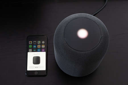 Installing an Apple HomePod speakerのeditorial素材