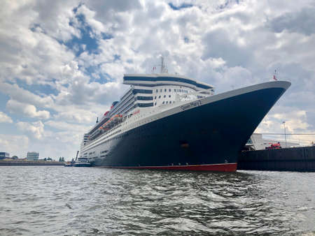 Queen Mary 2 in Hamburg, Germanyのeditorial素材