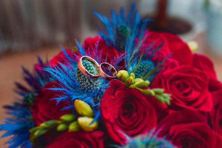 Set of Wedding Rings in Rose bouquetの写真素材