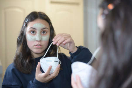 A girl applying a beauty treatment, taking advantage of the confinement