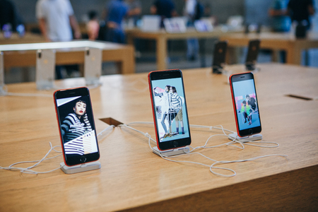 Berlin, August 29, 2018: The iPhone 8 and the iPhone SE are exhibited and sold in the official Apple store in Berlin.のeditorial素材