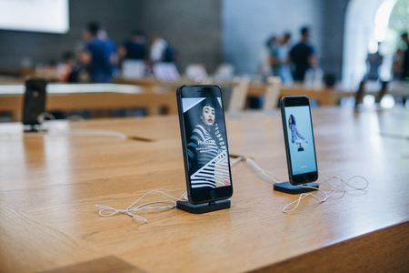 Berlin, August 29, 2018: The iPhone 8 and the iPhone SE are exhibited and sold in the official Apple store in Berlin.のeditorial素材