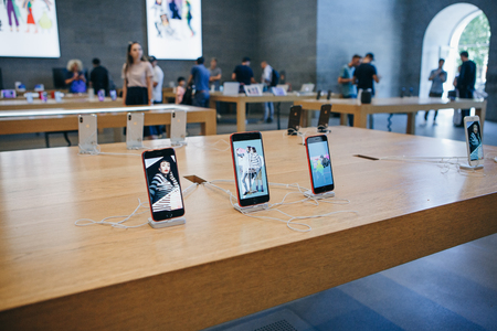 Berlin, August 29, 2018: The iPhone 8 and the iPhone SE are exhibited and sold in the official Apple store in Berlin.のeditorial素材