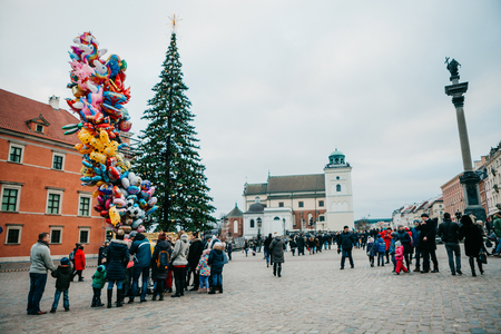 Warsaw, December 25, 2017: Main city square. People next to the Christmas tree stand in line to buy balloons for fun. Celebration of Christmas in Europe.のeditorial素材