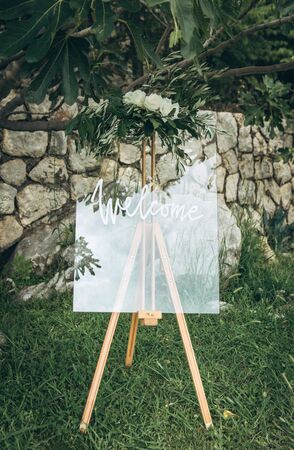 An easel decorated with flowers at a wedding event at which the inscription is welcome.の写真素材