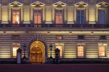 buckingham palace illuminated at night.のeditorial素材