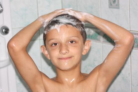 child in the showerの写真素材