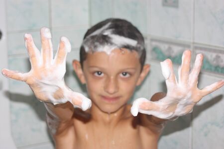 child in the showerの写真素材