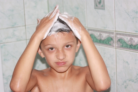 child in the showerの写真素材