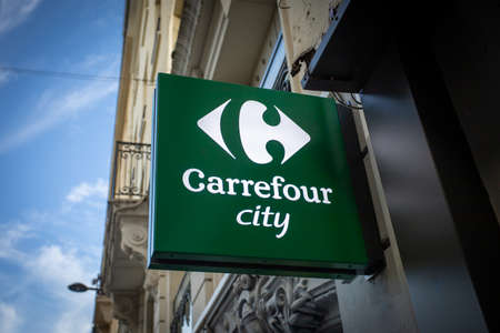 "Carrefour City" convenience store signのeditorial素材
