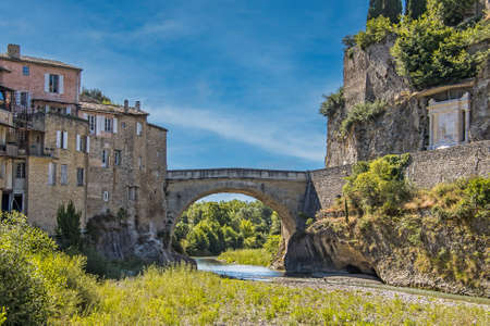 view of the Roman bridge of Vaison-la-Romaineの写真素材