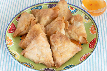 cooked samosa in a plate on a tableの写真素材