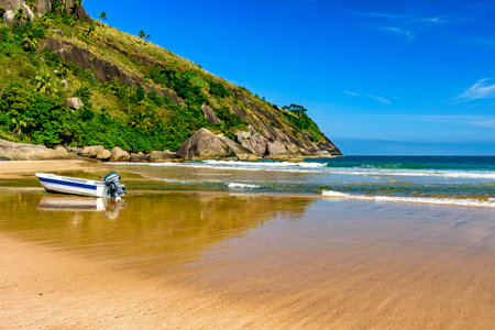 Speedboat on the sand of Bonete beach on the island of Ilhabela on the coast of Sao Pauloの写真素材
